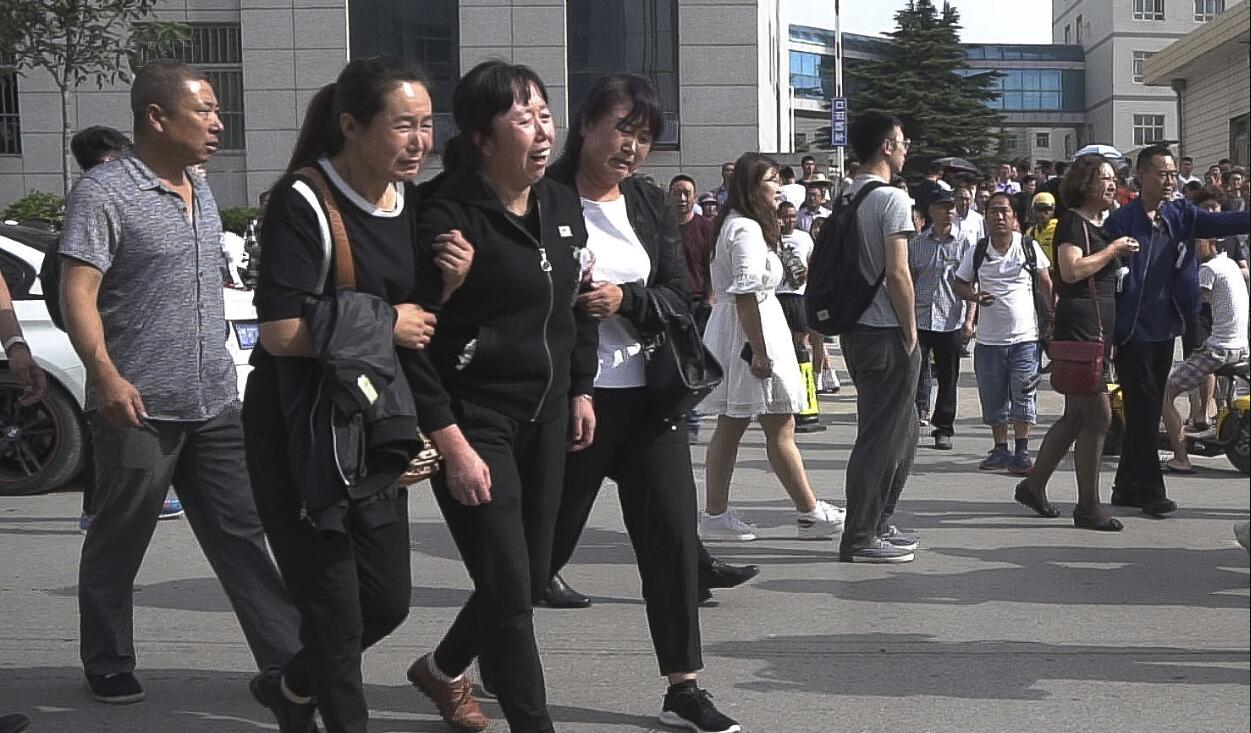 1/ 12 2018年6月29日,甘肃庆阳,坠楼女孩李奕奕追悼会举行,遗像为