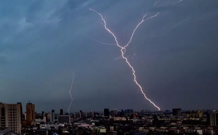 乌云正翻滚!刚刚预警:最强10级雷雨大风!今晚躲家里