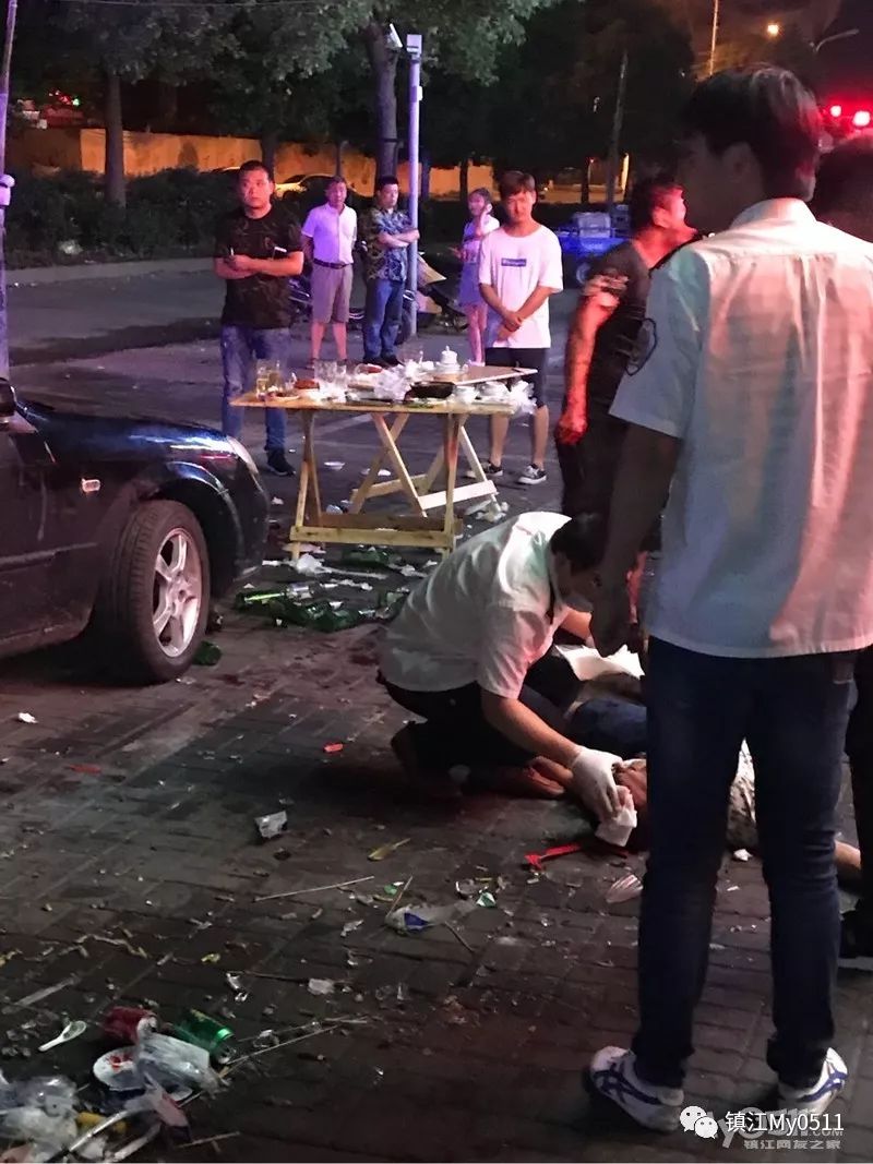 网友爆料 6月29日凌晨两点, 江大附近名仕家园门口的店面 有人打架