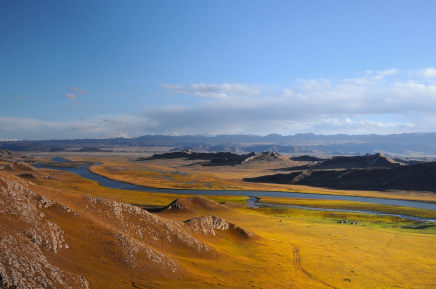 泛亚电竞官网：新疆最美的湿地之一，这片草原上有一个天鹅保护区(图8)
