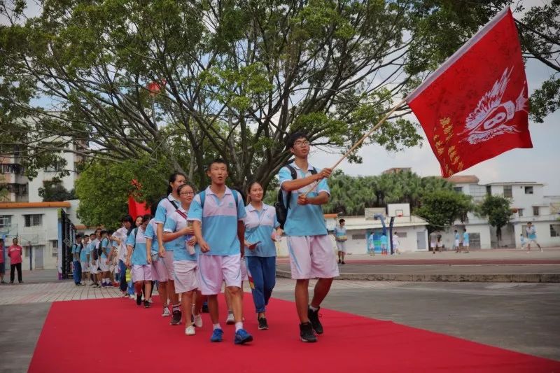 感恩遇见载梦启航梁启超纪念中学举行2018年高中毕业典礼