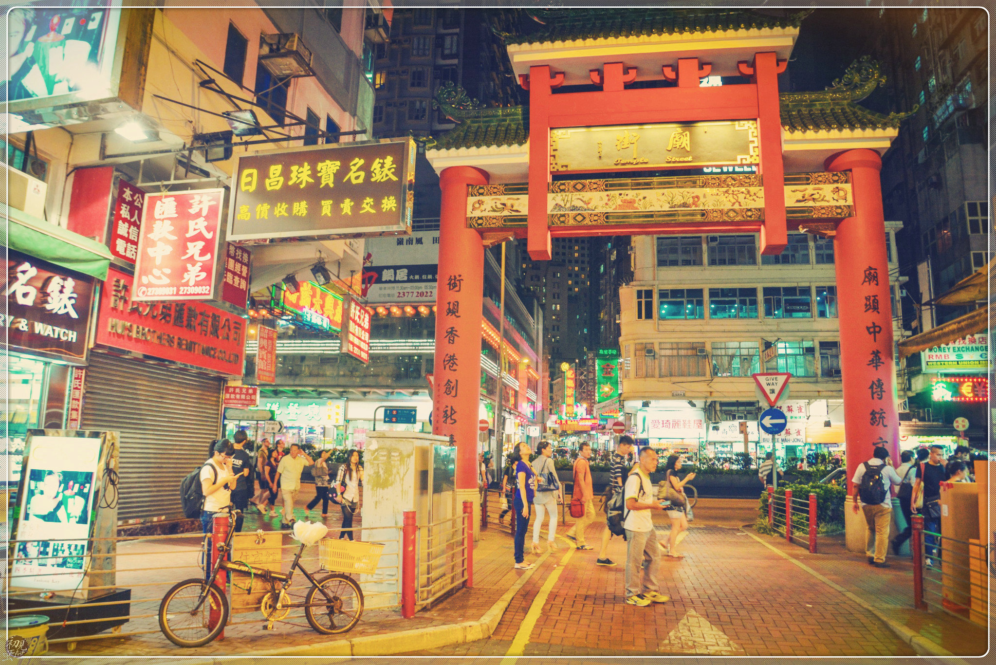 熟悉的名字与场景，逛吃庙街，体验香港文化。：雷火电竞官方网站(图2)