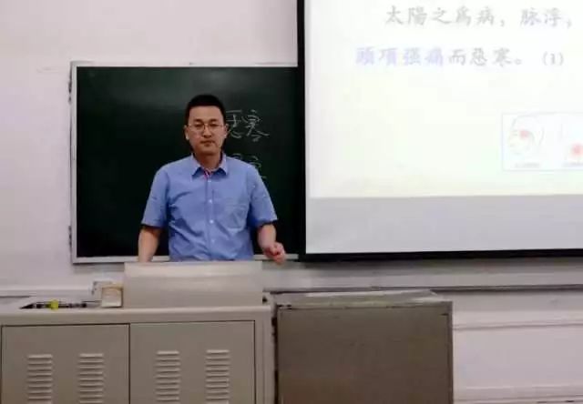 郑丰杰她始终牢记党的宗旨,在平凡的工作岗位上恪尽职守,踏实工作,起