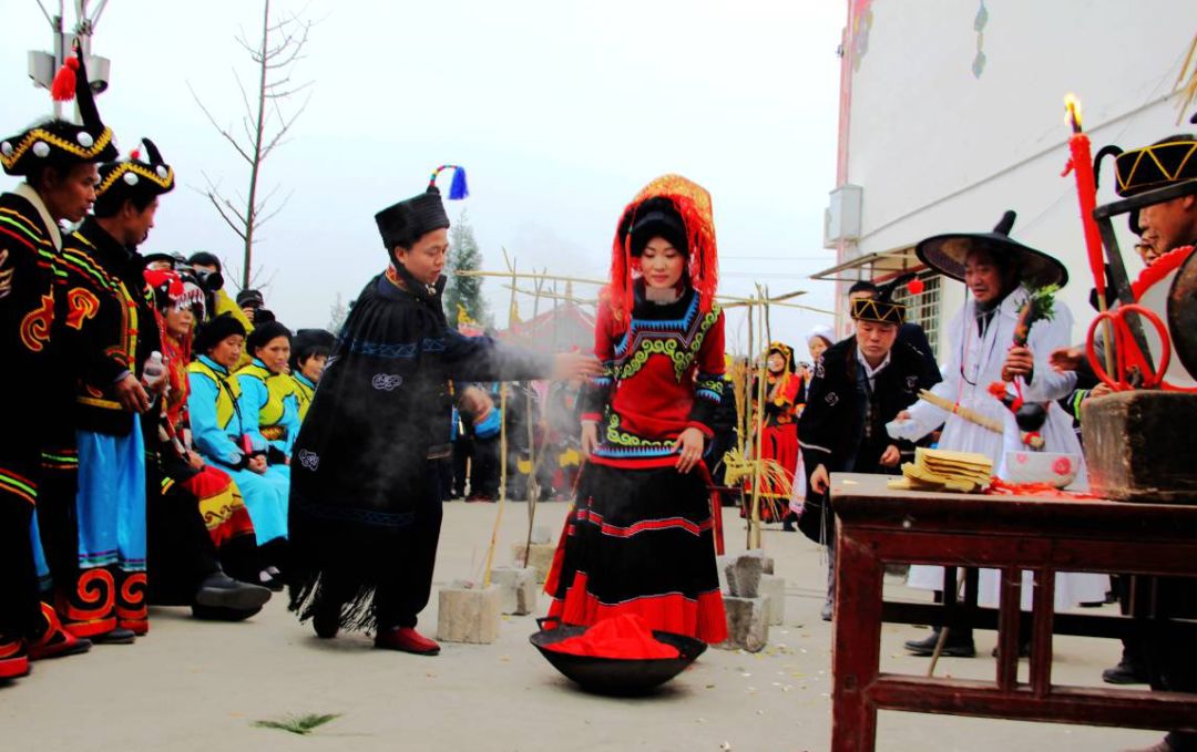 彝族结婚服装 彝族婚服图片 彝族结婚服装图片 大山谷图库