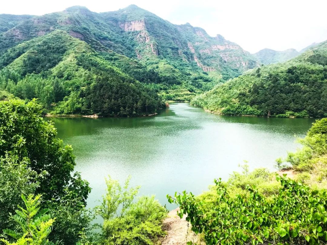 唐家湾景区依托丹霞地貌景观群,滨水湿地,地热温泉和优越的地理位置等