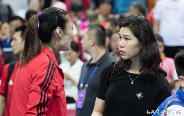 中国女排暖心一幕徐云丽趴地上安慰累瘫朱婷中国女排队长自责