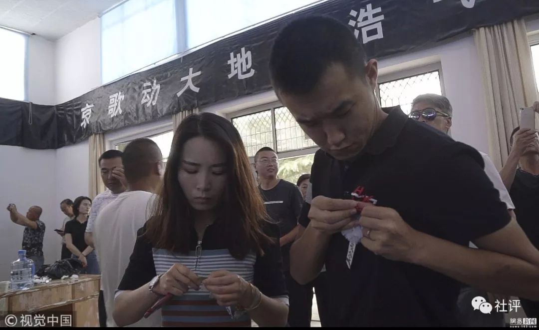 聚焦|甘肃庆阳跳楼女孩追悼会举行 亲友痛哭网友送行!