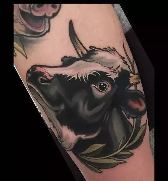 但是很少会有人去做整头牛的纹身图案,大多以牛头的姿态呈现在皮肤之