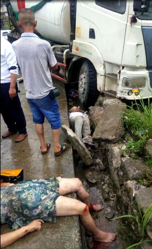 涟源龙塘河东段突发车祸,两男女被大罐车撞飞,急
