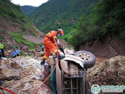 兰坪县到河西乡公路向南距河西4公里处发生交通事故,一辆皮卡车侧翻到