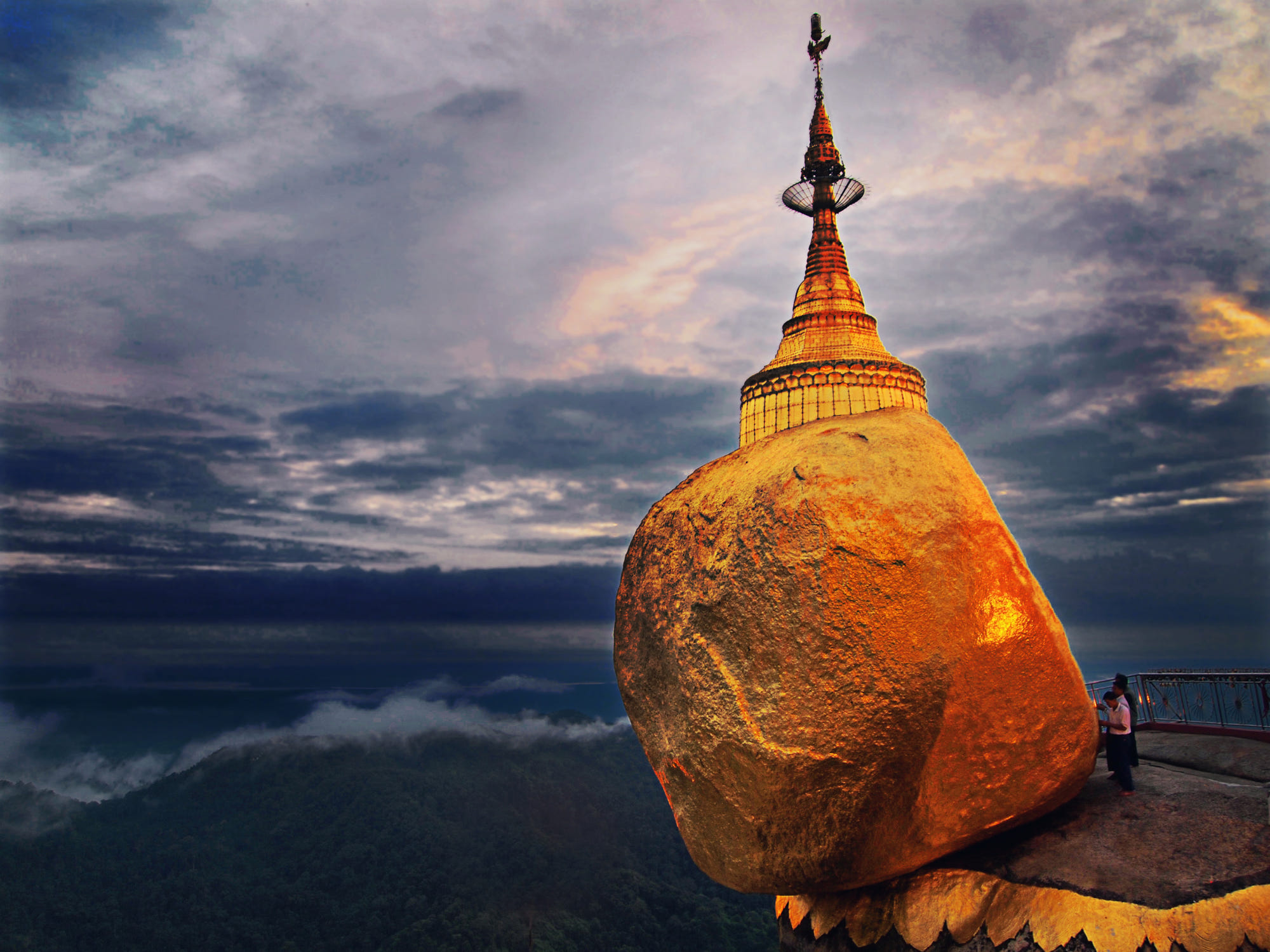 悬崖边的缅甸大金石，发生地震也屹立不倒，禁止女性触碰