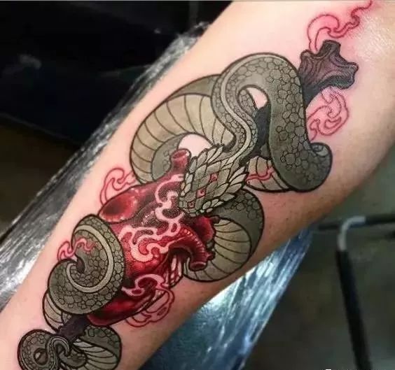 大多数因为它的冷血特质,不过在纹身中,蛇是一种很常见的题材,不仅是