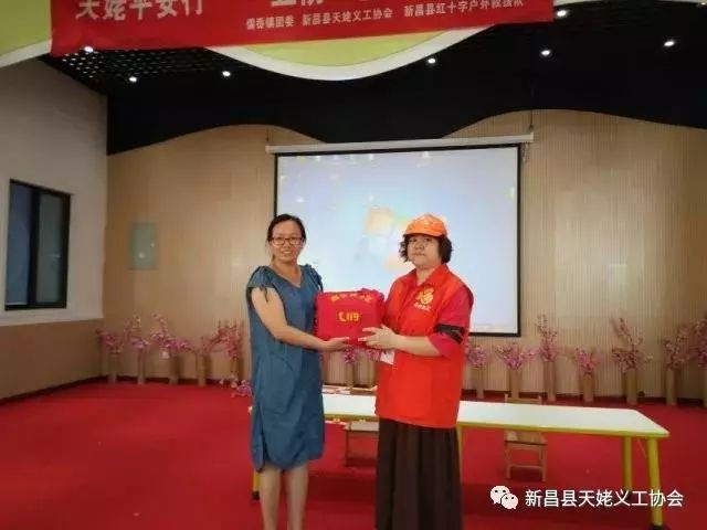 活动现场,新昌县天姥义工协会后勤部部长王杭莹向儒岙中心幼儿园园长