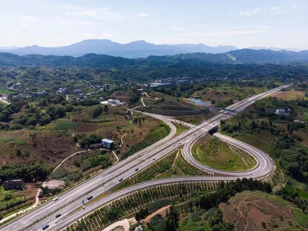 四面山高速 在重庆,北纬30°附近 有一条神奇的公路 它一路向南 古镇