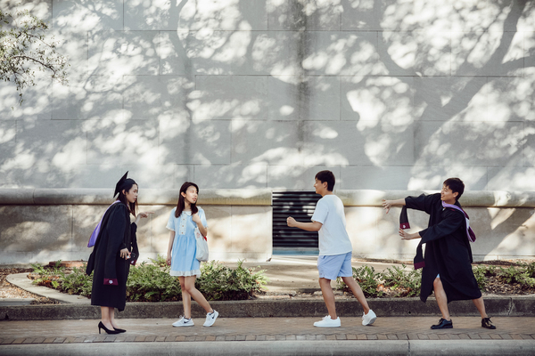 毕业季,成都大学生拍摄毕业照显然已成重头戏