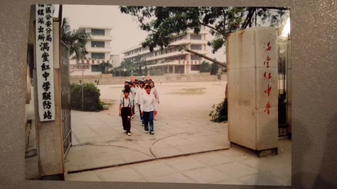 上世纪80年代学校大门老照片
