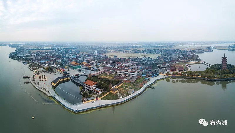 至莲泗荡,粉墙黛瓦为背景,小桥流水,映日荷花为主题的江南水墨画