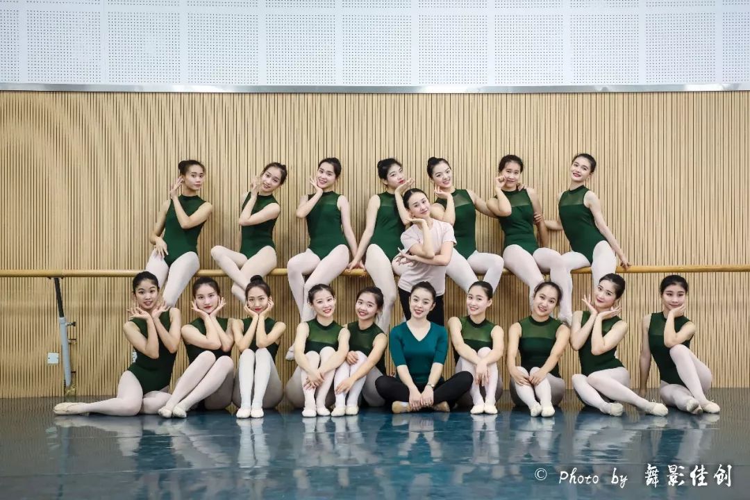 西华大学音乐与舞蹈学院舞蹈系2017级舞蹈表演女班基本功民间舞课堂