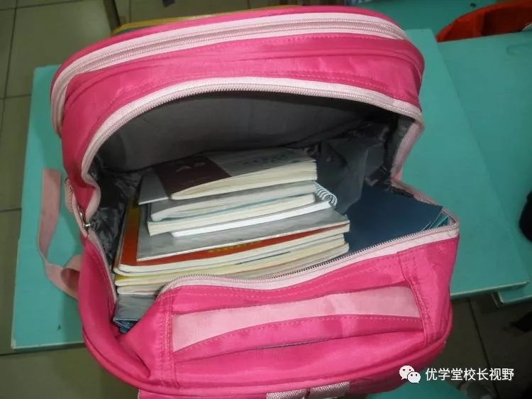 学习用品乱放,杂乱无章,学习时又找这,又找那,半天还找不齐,既浪费