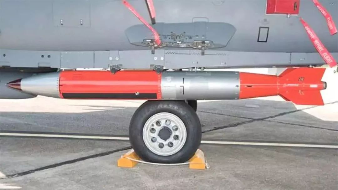 美国b61核弹,几乎所有轰炸机战斗机都可以挂,原因就是小,而且安全