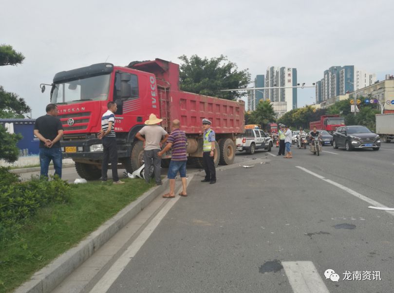 龙南三条龙路口发生交通事故,一电动车报废.