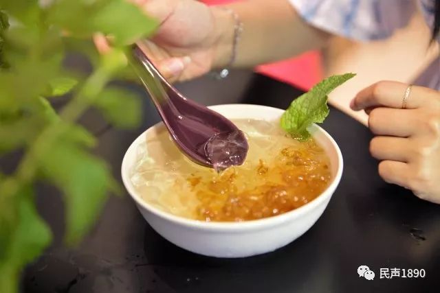 现代网红气息饮品铺天盖地而来时 制作工艺复杂,味道偏清淡的木莲冻