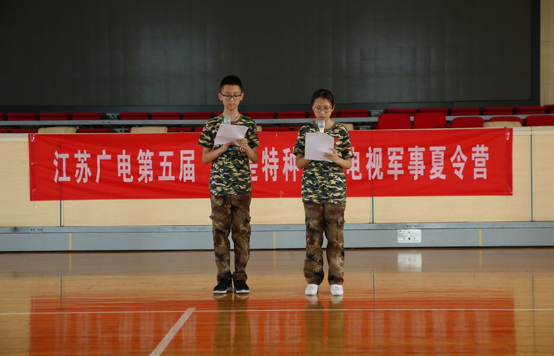 为孩子们主持了激动人心的开营仪式来到现场张园,潘牧雨江苏教育频道