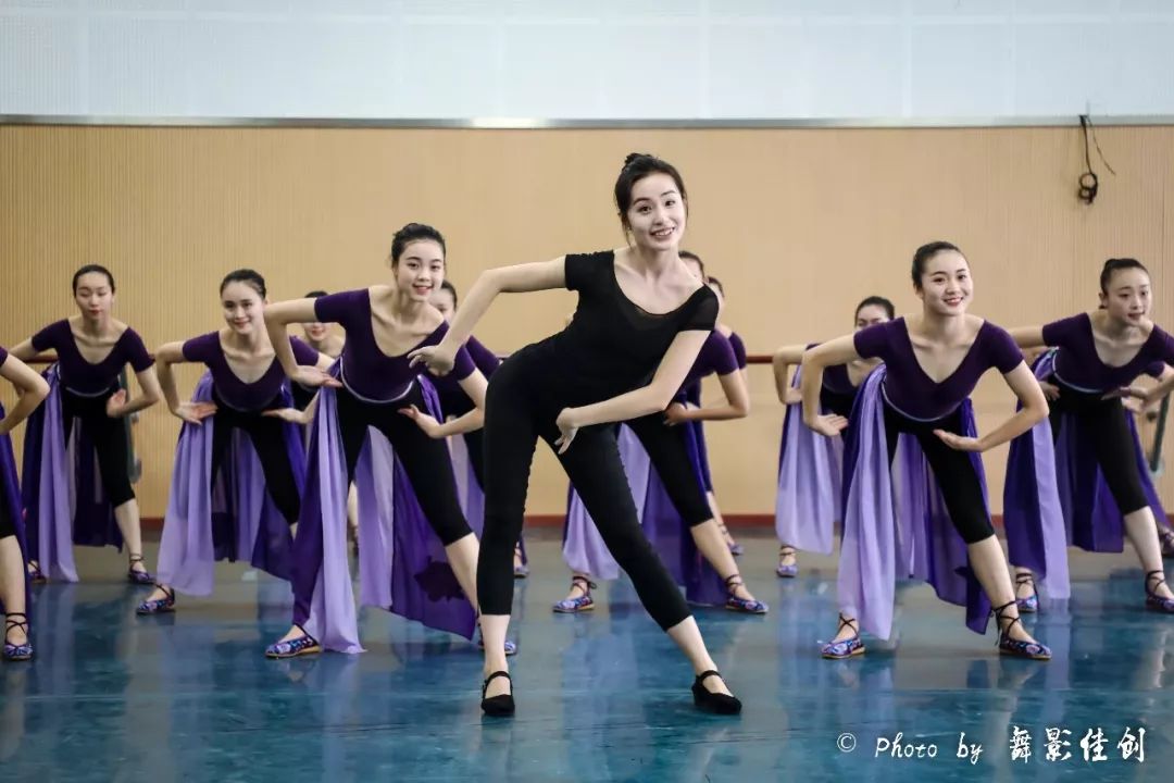 西华大学音乐与舞蹈学院舞蹈系2016级舞蹈表演女班民间舞课堂 精彩