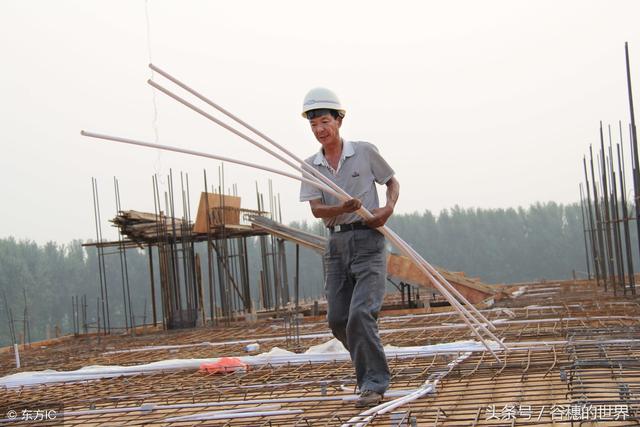 建筑工人在工地无数次的穿梭,挥汗如雨