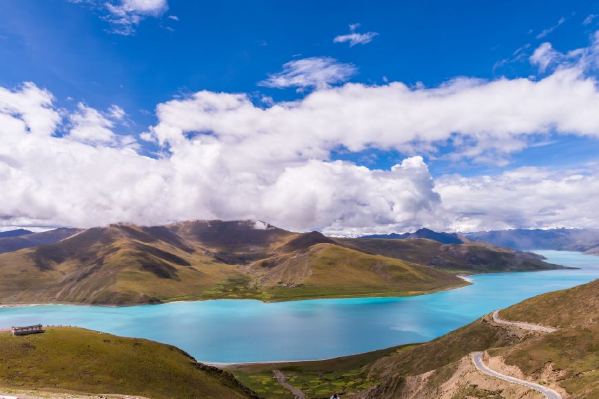 环球体育HQ官网登录入口：西藏最美的湖之一，比杭州西湖大70倍，因泥石流形成(图4)
