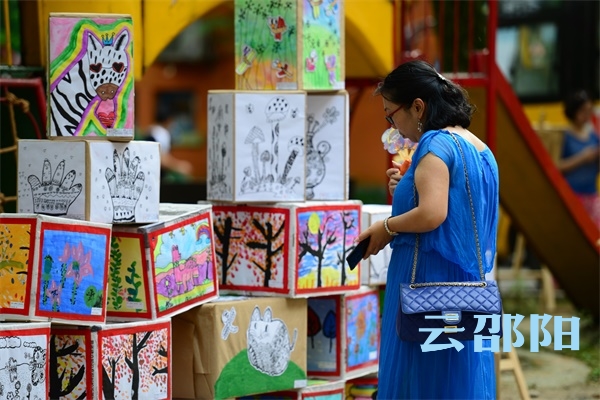 家长在参观幼儿作品展览