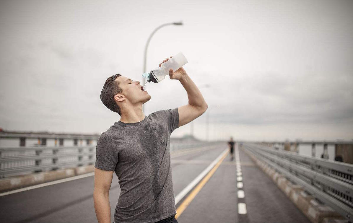 跑步后喝水应该大口喝还是小口喝