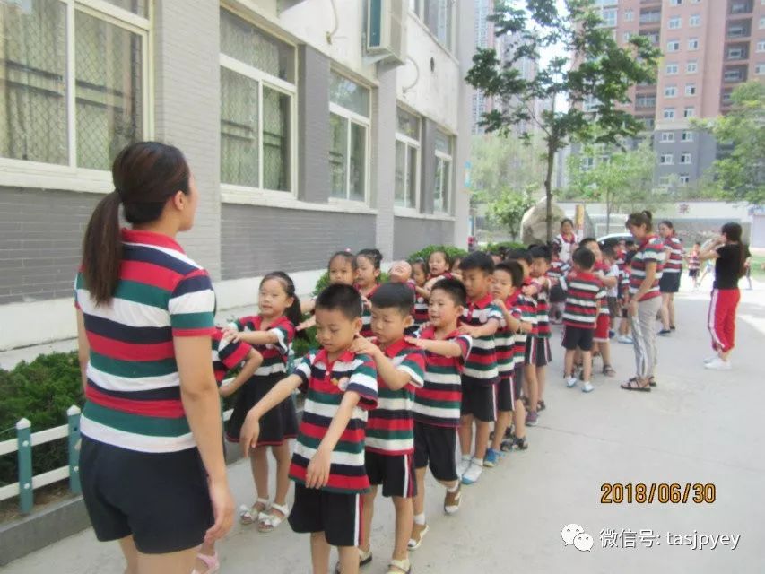 政务 正文  "时间时间像飞鸟,滴答滴答向前跑……"孩子们离步入小学