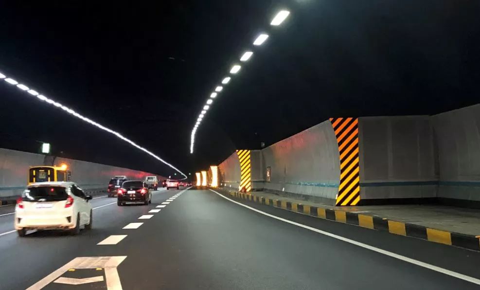 隧道穿上警示"荧光服,有助于司机注意侧壁与车身距离