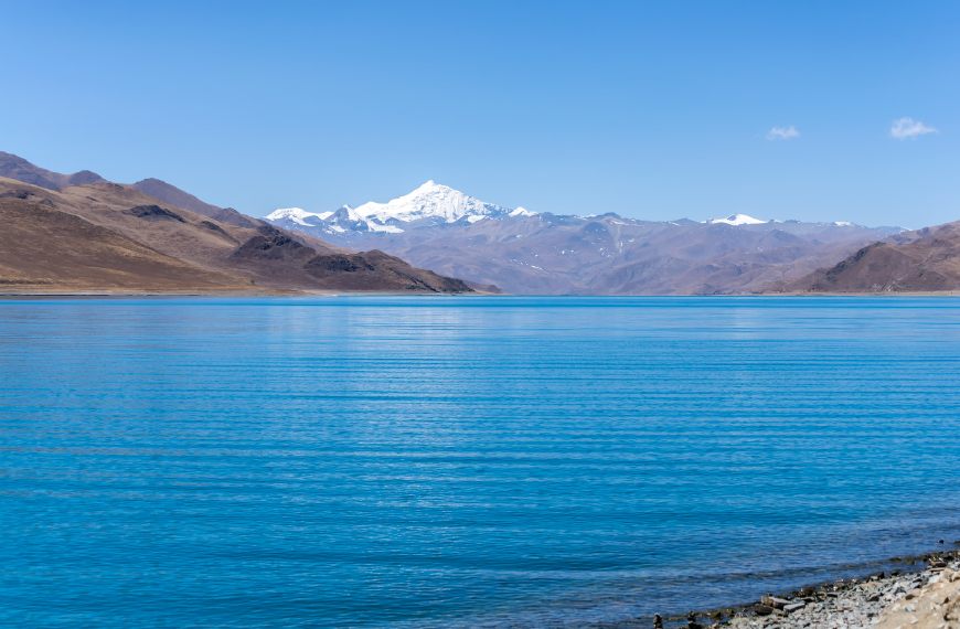 西藏最美的湖之一，比杭州西湖大70倍，因泥石流形成|hq体育官网(图7)