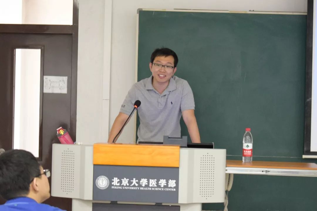 员游富平北京大学基础医学院生理学与病生理学系研究员姜长涛讲座结尾