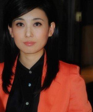 央视《海峡两岸》美女主持人李红,结婚后仍美得不要不