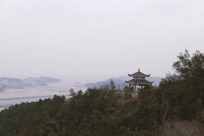 而今天,我们来往于大陆,海岛之间的轻松便捷,傲然屹立在洞头岛烟墩山