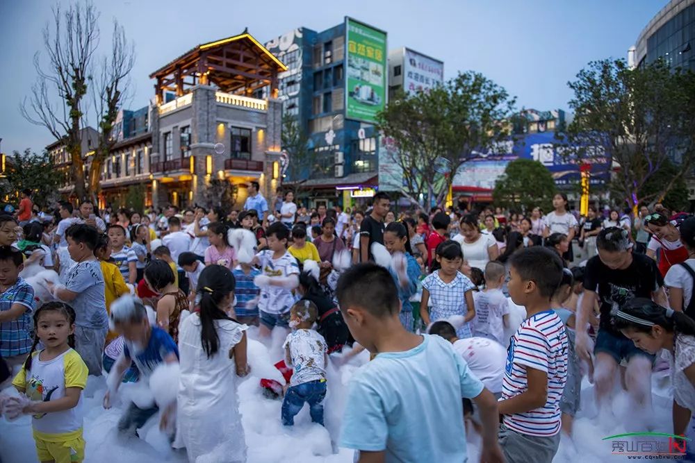 秀山网红夜市地标——中国微电影城