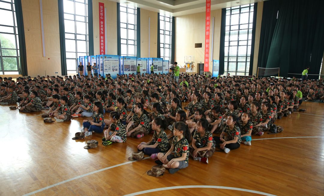 为孩子们主持了激动人心的开营仪式来到现场张园,潘牧雨江苏教育频道