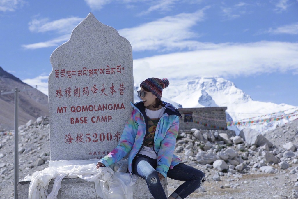 看珠穆朗玛峰的唯美壮丽的日出,是许多旅游爱好者梦寐以求的事情.