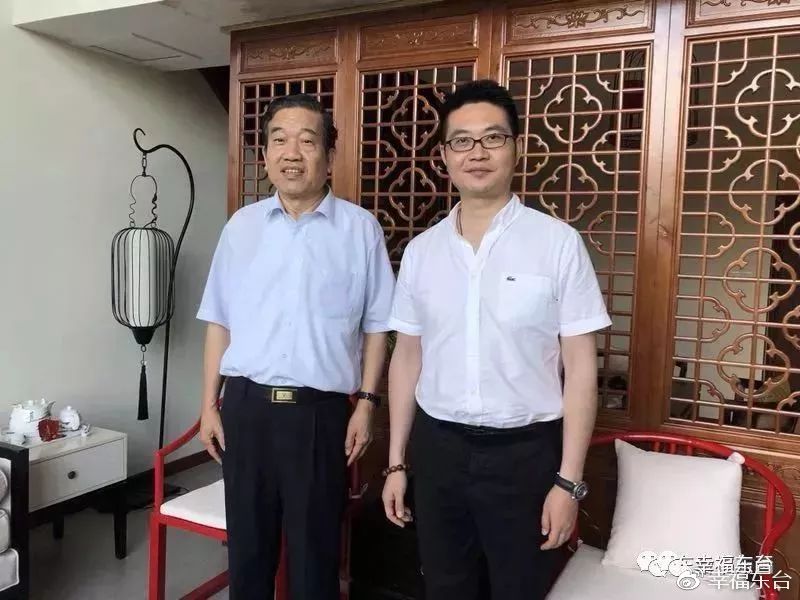 吴健华(右一)与中国书法家协会主席苏士澍合影