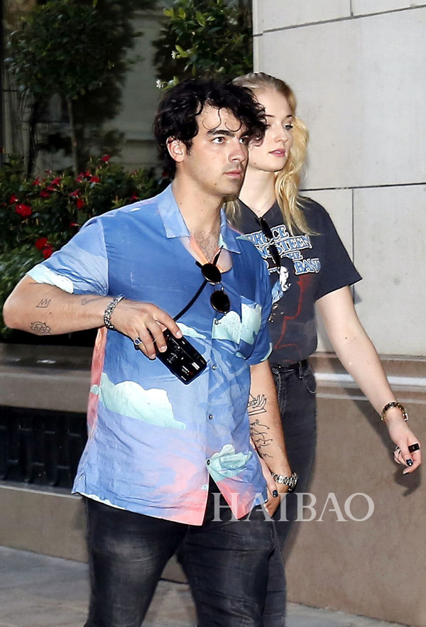 巴黎joe jonas sophie turner 明星街拍 欧美街拍2018年6月27日,索菲