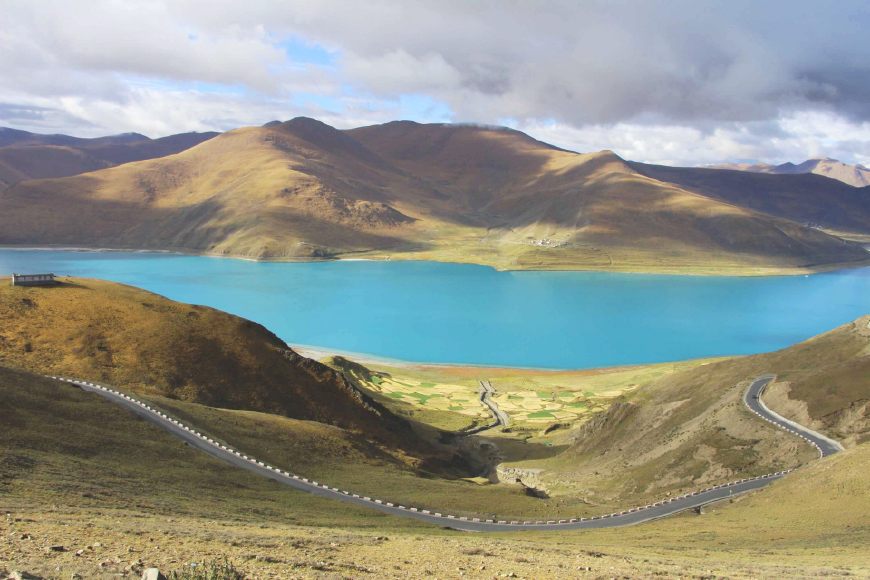 西藏最美的湖之一，比杭州西湖大70倍，因泥石流形成“雷火电竞在线登录官网”(图3)