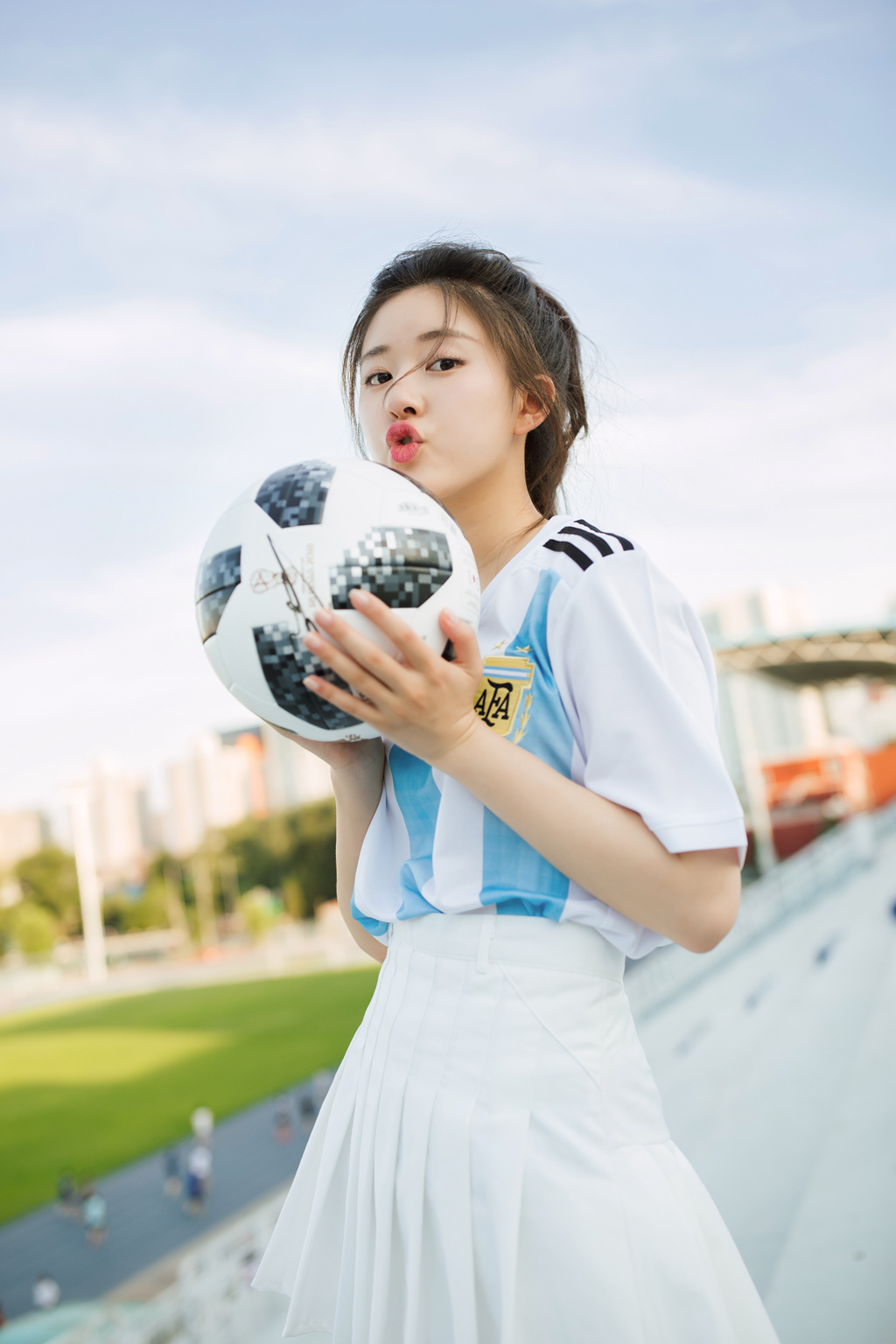 【轮播图片】赵露思清新装扮化身足球少女 助力世界杯图3_天极网