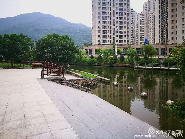 南河湾广场的游船码头南河湾广场河道弯曲处的南河湾跨过横峰桥后