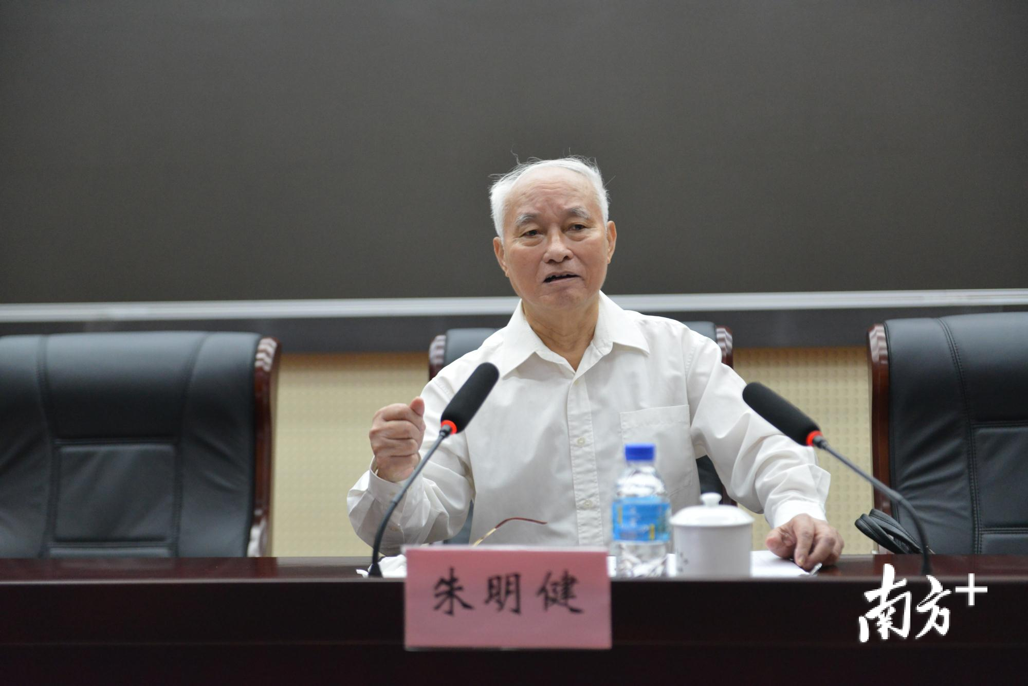 被誉为广东警界传奇的省公安厅原副厅长朱明健为全局党员民警上党课.