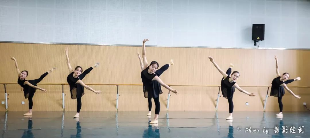 西华大学音乐与舞蹈学院舞蹈系2015级舞蹈学女班基本功民间舞课堂精彩