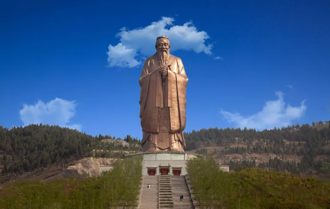 ▼中国最大的孔子像,位于曲阜尼山孔子出生地▼中国最大的佛像,让