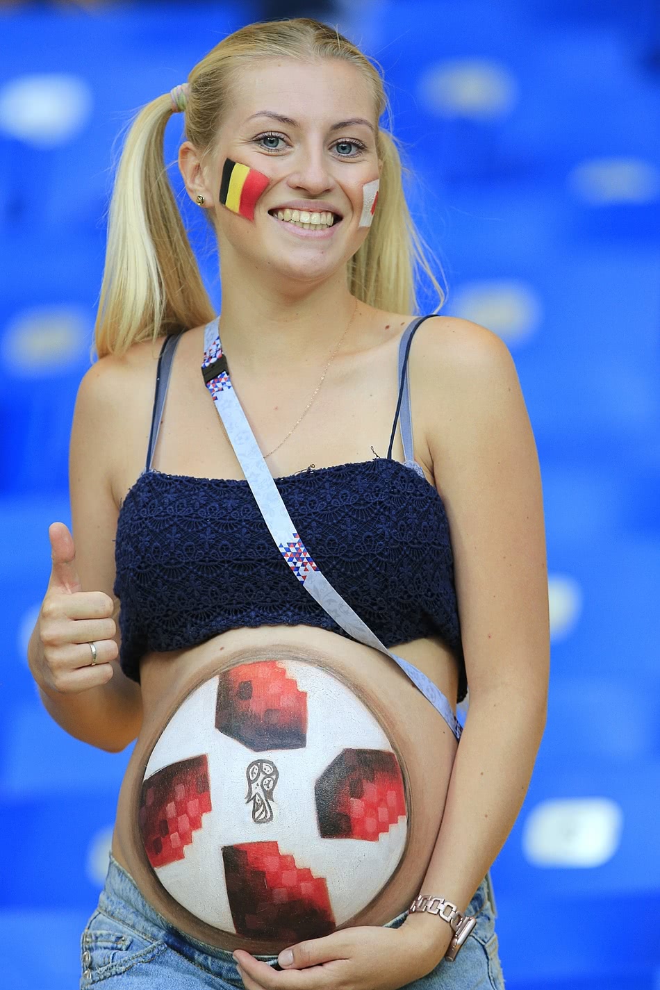 世界杯最调皮女球迷!美女孕肚画成足球,扎双马尾笑容甜美